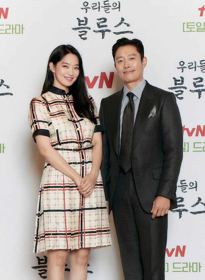 [서울=뉴시스] 박진희 기자 = tvN 드라마 '우리들의 블루스' 배우 이병헌, 신민아가 7일 온라인 제작발표회에 참석하여 포즈를 취하고 있다. (사진=CJ_ENM 제공) 2022.04.07. photo@newsis.com *재판매 및 DB 금지