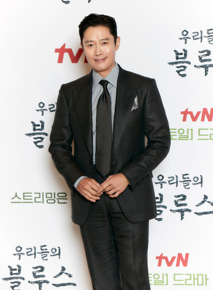 [서울=뉴시스] 박진희 기자 = tvN 드라마 '우리들의 블루스' 배우 이병헌이 7일 온라인 제작발표회에 참석하여 포즈를 취하고 있다. (사진=CJ_ENM 제공) 2022.04.07. photo@newsis.com *재판매 및 DB 금지