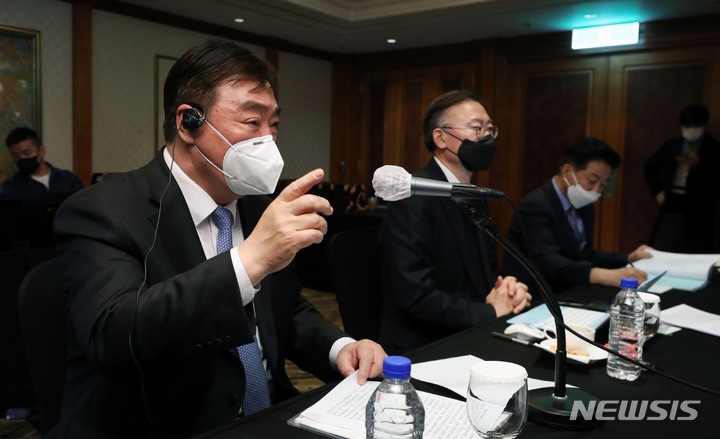 [서울=뉴시스] 홍효식 기자 = 7일 오후 서울 중구 남산 밀레니엄 힐튼 호텔에서 '신정부 출범 이후 한중관계: 상호 존중과 협력, 무엇을 어떻게 할 것인가?'를 주제로 열린 한·중 전문가 대화에서 싱하이밍(왼쪽) 주한중국대사가 기조연설을 하고 있다. 2022.04.07. yesphoto@newsis.com