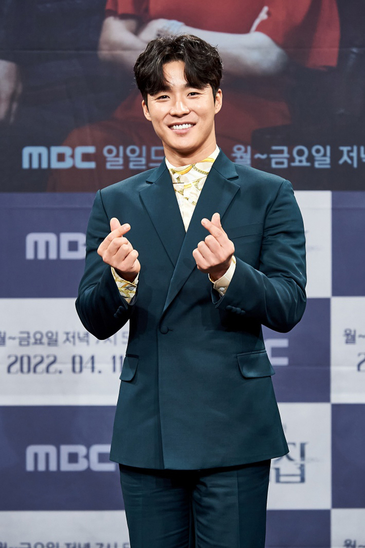 [서울=뉴시스] 박진희 기자 = MBC 일일극 '비밀의 집' 배우 서하준이 7일 온라인 제작발표회에 참석하여 포즈를 취하고 있다. (사진=MBC 제공) 2022.04.07. photo@newsis.com *재판매 및 DB 금지