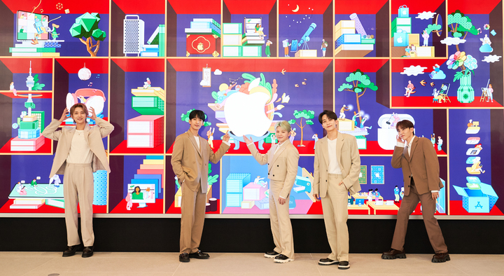 [서울=뉴시스] 박진희 기자 = 아이돌 그룹 세븐틴이 7일 서울 중구 'Apple 명동'을 방문해 애플과 진행한 콜라보레이션 프로젝트 간담회에 앞서 포즈를 취하고 있다. 세븐틴의 신곡 '달링'은 오는 15일 정식 공개되지만 'Apple 명동' 리믹스 세션을 통해 미리 감상할 수 있다. (사진=Apple 제공) 2022.04.07. photo@newsis.com *재판매 및 DB 금지