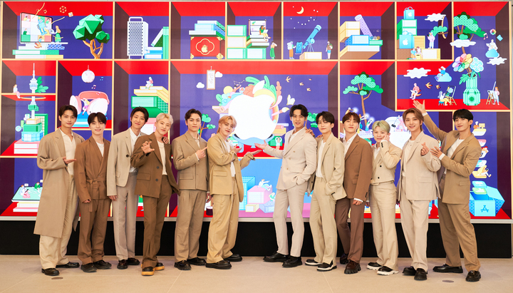 [서울=뉴시스] 박진희 기자 = 아이돌 그룹 세븐틴이 7일 서울 중구 'Apple 명동'을 방문해 애플과 진행한 콜라보레이션 프로젝트 간담회에 앞서 포즈를 취하고 있다. 세븐틴의 신곡 '달링'은 오는 15일 정식 공개되지만 'Apple 명동' 리믹스 세션을 통해 미리 감상할 수 있다. (사진=Apple 제공) 2022.04.07. photo@newsis.com *재판매 및 DB 금지