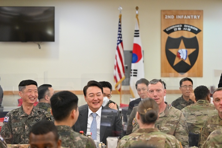 [서울=뉴시스] 윤석열 대통령 당선인이 7일 오전 경기도 평택에 위치한 주한미군 캠프 험프리스를 방문해 한미 장병들과 식사하며 이야기를 나누고 있다. (사진=당선인 대변인실 제공) 2022.04.07. photo@newsis.com *재판매 및 DB 금지