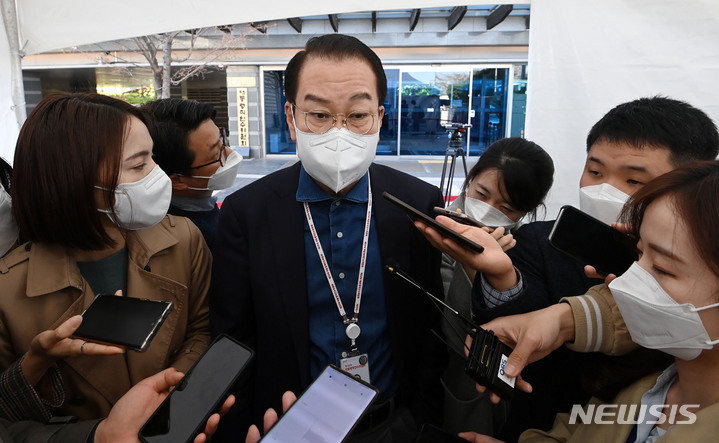 [서울=뉴시스] 인수위사진기자단 = 권영세 대통령직인수위원회 부위원장이 7일 서울 종로구 통의동 인수위 앞에서 취재진의 질문에 답하고 있다. 2022.04.07. photo@newsis.com