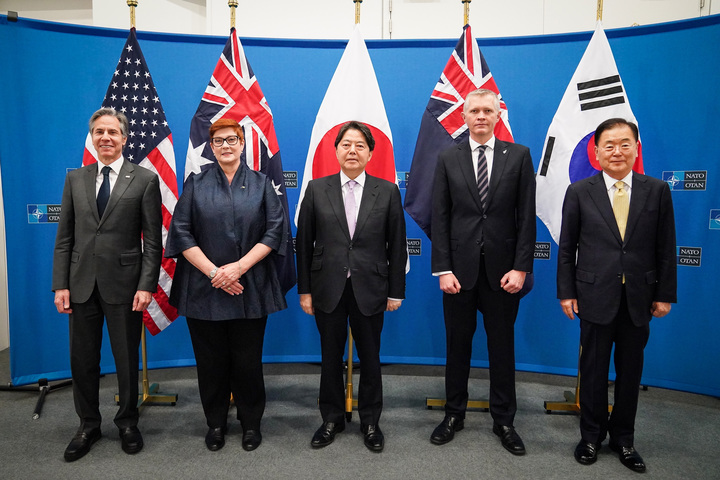 [서울=뉴시스] 북대서양조약기구(나토)·파트너국 합동 외교장관 회의 참석차 벨기에 브뤼셀을 방문한 정의용 외교장관(오른쪽)이 7일(현지시간) 미국과 아태지역 파트너 4개국 수석대표 회동에 참석한 모습. 2022.04.08. *재판매 및 DB 금지