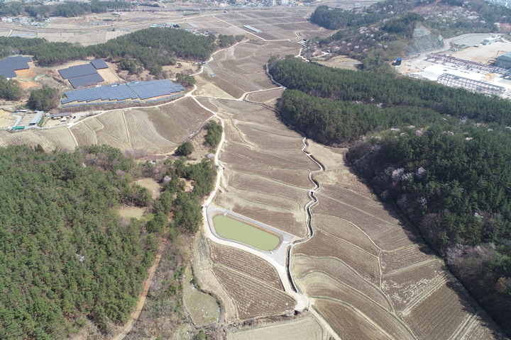 [고성(경남)=뉴시스] 신정철 기자= 경남 고성군 고성읍 독실마을 농경지에 안정적인 농업용수를 공급할 저류지가 지난 7일 조성됐다.(사진=고성군 제공).2022.04.08. photo@newsis.com *재판매 및 DB 금지