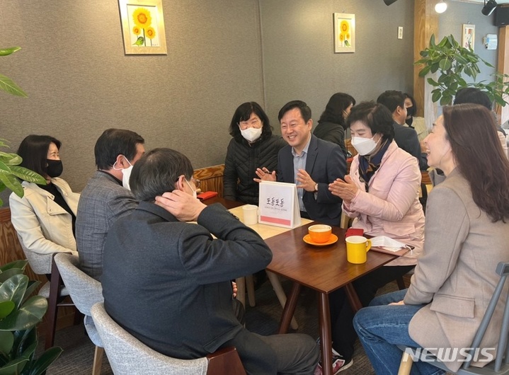  자안구 영화동 한 카페에서 진행된 주민 간담회.