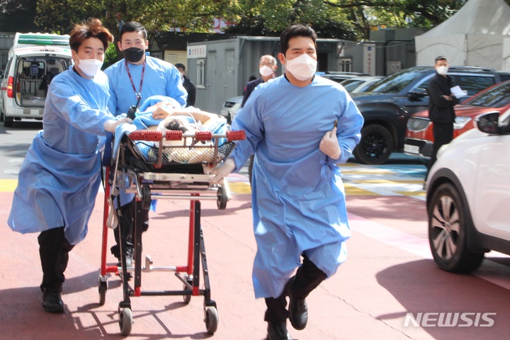 [제주=뉴시스] 양영전 기자 = 8일 오전 1시32분께 제주 마라도 남서쪽 약 370㎞ 해상에 추락한 남해지방해양경찰청 항공대 소속 헬기 S-92 기장 A(47)씨가 이날 오전 제주권역외상센터로 이송되고 있다. 사고 헬기에는 4명이 탑승했고, 이 중 3명은 구조됐으나 1명은 실종된 상태다. 구조된 3명 중 2명은 사망했다. 2022.04.08. 0jeoni@newsis.com 