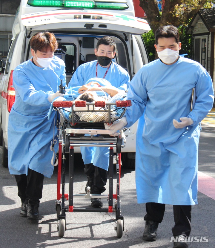 [제주=뉴시스] 양영전 기자 = 8일 오전 1시32분께 제주 마라도 남서쪽 약 370㎞ 해상에 추락한 남해지방해양경찰청 항공대 소속 헬기 S-92 기장 A(47)씨가 이날 오전 제주권역외상센터로 이송되고 있다. 사고 헬기에는 4명이 탑승했고, 이 중 3명은 구조됐으나 1명은 실종된 상태다. 구조된 3명 중 2명은 사망했다. 2022.04.08. 0jeoni@newsis.com