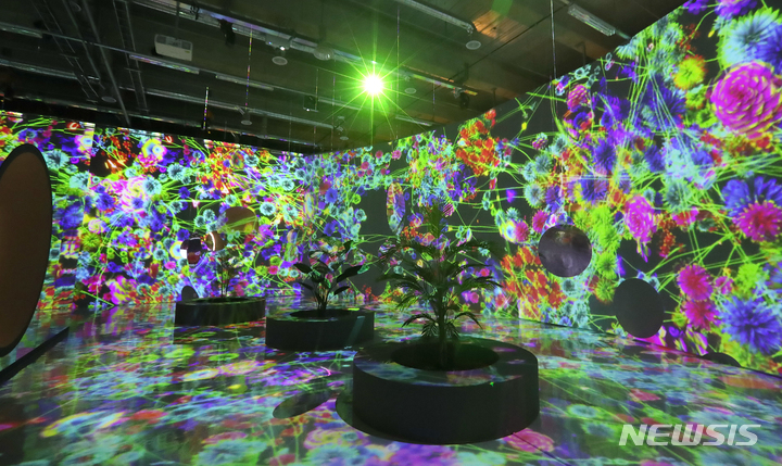[화성=뉴시스] 이이남 미디어아트展 '2022 화성오디세이' 모습 (사진 = 화성시 제공)