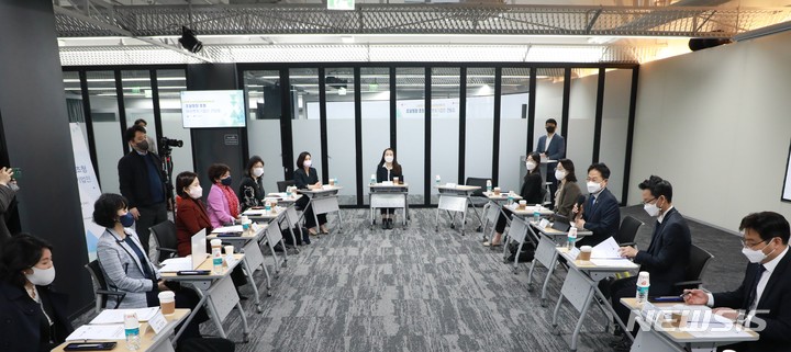 [서울=뉴시스] 조달청장 초청 여성벤처기업인 간담회. (사진=한국여성벤처협회 제공) 2022.04.08. photo@newsis.com