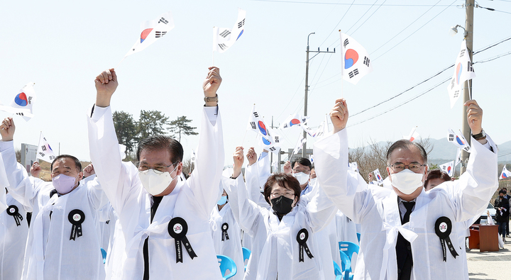 [함평=뉴시스] 전남 함평군이 8일 해보면 3·1만세탑 광장에서 4·8 만세운동 추모식 행사를 하고 있다. (사진=함평군 제공) photo@newsis.com *재판매 및 DB 금지