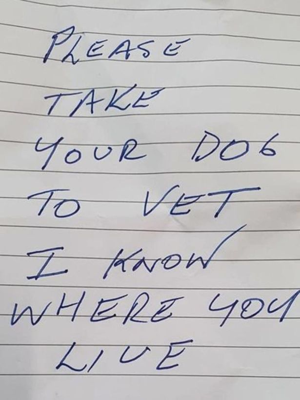 [서울=뉴시스] 호주 북동부 퀸즐랜드에서 크리스 모리스의 반려견 바그다드의 목에 걸려 있던 협박 메시지. (사진=크리스 모리스 페이스북 갈무리) 2022.04.08. *재판매 및 DB 금지