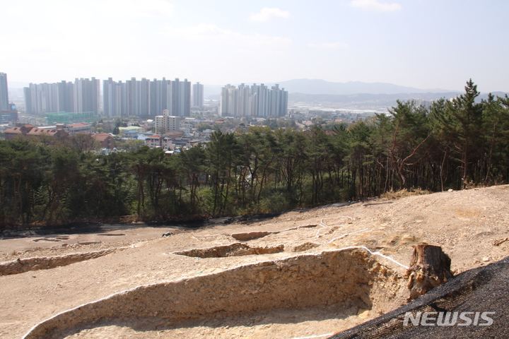 [포항=뉴시스] 이바름 기자 = 8일 오후 '포항대잠 더샵힐스테이트' 공사현장인 포항시 남구 대잠동 산81-1 일원. 문화유적 발굴조사가 진행된 흔적이 곳곳에 보인다. 2022.04.08. right@newsis.com