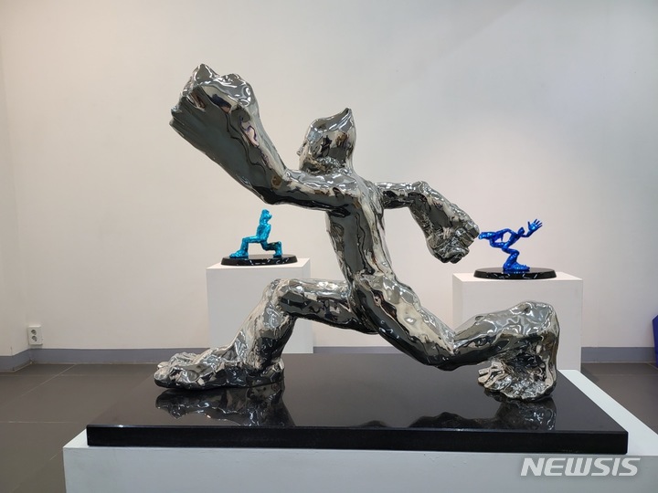 [서울=뉴시스]김성복, 바람이 불어도 가야한다, 스테인레스스틸, 70X30X53cm,&nbsp; 2022