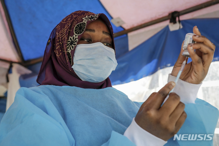 [나이로비( 케냐)= AP/뉴시스] 케냐의 수도 나이로비의 한 백신 접종소에서 지난 1월20일 저소득층을 위한 백신 접종을 준비하고 있는 간호사. 2022.08.18. 