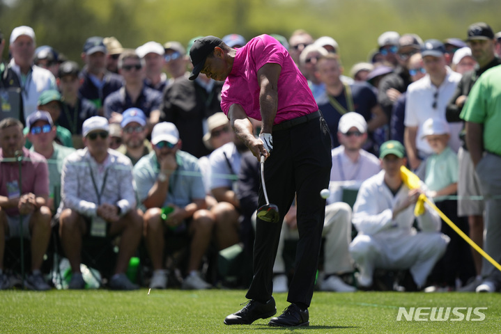 [오거스타=AP/뉴시스]1년4개월 만에 복귀전을 치른 타이거 우즈. 2022.04.07.