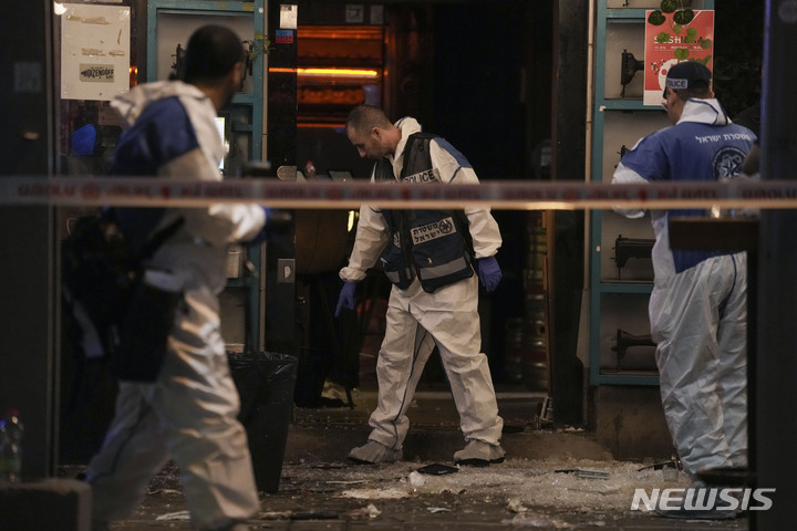 [텔아비브=AP/뉴시스] 7일(현지시간) 이스라엘 텔아비브에서 경찰이 테러 현장을 조사하고 있다. 이날 테러범이 식당과 술집이 모여 있는 텔아비브 도심에서 총격을 가해 최소 2명이 사망하고 8명이 부상했다. 2022.04.08