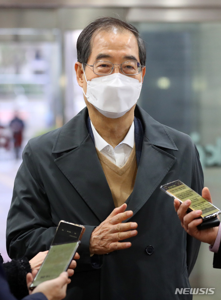 [서울=뉴시스] 배훈식 기자 = 한덕수 국무총리 후보자가 8일 오전 서울 종로구 한국생산성본부 빌딩에 마련된 청문회 준비단 사무실로 출근하며 취재진의 질문에 답하고 있다. 2022.04.08. dahora83@newsis.com