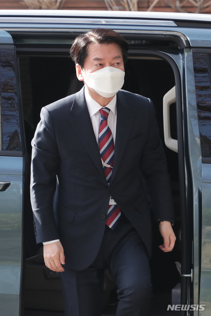 [서울=뉴시스] 인수위사진기자단 = 안철수 제20대 대통령직인수위원장이 8일 오전 서울 종로구 통의동 인수위원회로 출근하고 있다. 2022.04.08. photo@newsis.com