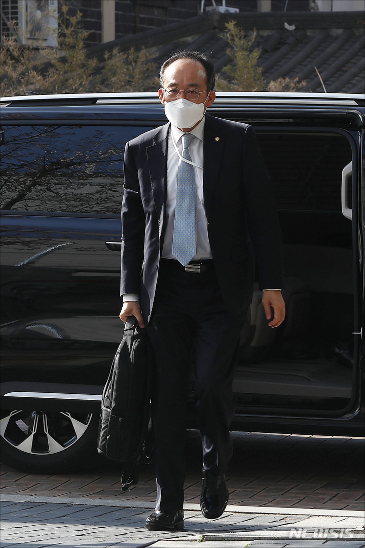 [서울=뉴시스] 인수위사진기자단 = 추경호 제20대 대통령직인수위원회 기획조정분과 간사가 8일 오전 서울 종로구 통의동 인수위원회로 출근하고 있다. 2022.04.08. photo@newsis.com