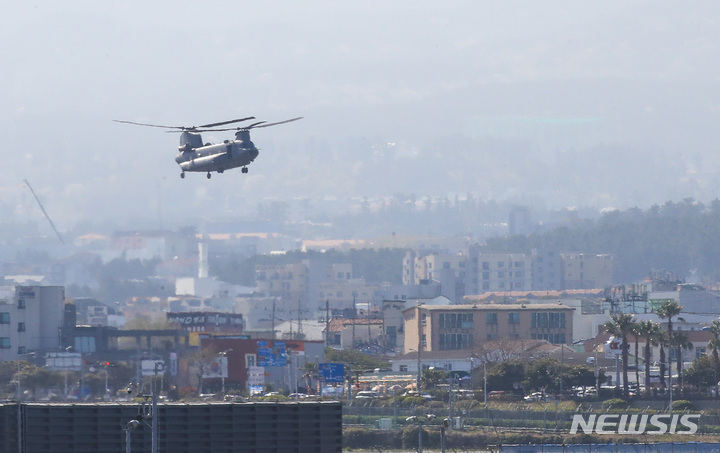 [제주=뉴시스] 우장호 기자 = 8일 오전 제주 서귀포시 대정읍 마라도 남서쪽 약 370㎞해상에서 남해해경청 항공대 소속 헬기(S-92)가 추락했다. 공군 소속 헬기가 생존 탑승자인 기장 A(47)씨를 제주공항으로 이송하고 있다.2022.04.08. woo1223@newsis.com