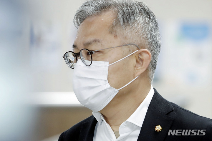 [서울=뉴시스] 최동준 기자 = 최강욱 더불어민주당 의원이 8일 서울 서초구 서울중앙지방법원에서 열린 '검언유착' 논란 관련 공판에 출석하고 있다. 2022.04.08. photocdj@newsis.com