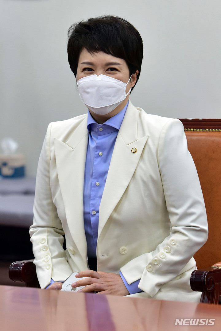 [서울=뉴시스] 고범준 기자 = 김은혜 의원이 8일 국회에서 국민의힘 제8회 전국동시지방선거 광역단체장 공천신청자 면접을 보고 있다. (공동취재사진) 2022.04.08. photo@newsis.com