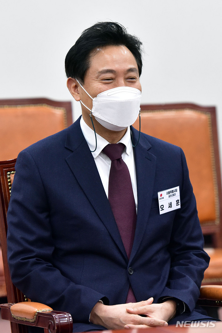 [서울=뉴시스] 고범준 기자 = 오세훈 서울시장이 지난 8일 국회에서 국민의힘 제8회 전국동시지방선거 광역단체장 공천신청자 면접을 보고 있다. (공동취재사진) 2022.04.11. photo@newsis.com