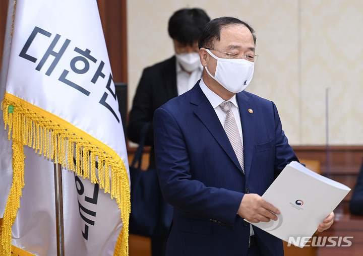 [서울=뉴시스] 김명원 기자 = 홍남기 경제부총리 겸 기획재정부 장관. (공동취재사진) 2022.04.08. photo@newsis.com