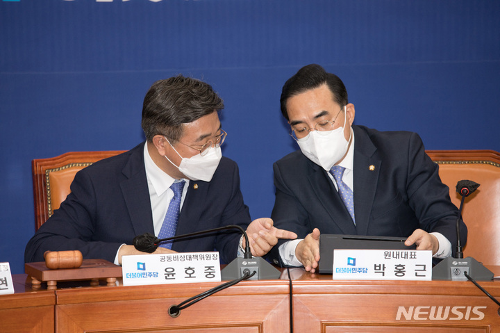 [서울=뉴시스] 고범준 기자 = 8일 오전 국회에서 열린 더불어민주당 비상대책위원회 회의에서 윤호중 비대위원장과 박홍근 원내대표가 얘기를 나누고 있다. (공동취재사진) 2022.04.08. photo@newsis.com