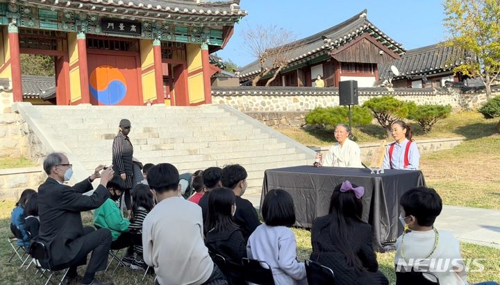 [화순=뉴시스] 화순향교는 전통문화유산의 가치를 알리고 전시, 공연, 체험 프로그램 등을 사회관계망서비스(SNS) 등에 홍보하는 서포터즈 '향락이'를 모집한다고 8일 밝혔다. (사진=대동문화재단 제공). photo@newsis.com *재판매 및 DB 금지