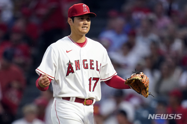 [애너하임=AP/뉴시스] 로스앤젤레스 에인절스의 오타니 쇼헤이가 7일(현지시간) 미 캘리포니아주 애너하임의 에인절스타디움에서 열린 휴스턴 애스트로스와의 2022 메이저리그(MLB) 개막전 5회 2사 상황에서 마운드를 내려오고 있다. 오타니는 최고 구속 약 161㎞를 선보이며 4⅔이닝 4피안타 1실점 9탈삼진으로 호투했다. 2022.04.08.