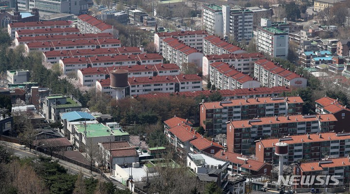 [서울=뉴시스] 백동현 기자 = 사진은 8일 오전 남산타워에서 바라본 용산구 일대 아파트 모습. 대통령 집무실 이전 이슈로 용산의 집값 상승세가 뚜렷하다. 2022.04.08. livertrent@newsis.com