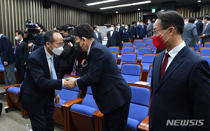 [서울=뉴시스] 고범준 기자 = 권성동 국민의힘 원내대표와 추경호 기획재정부 장관 자료사진. (공동취재사진) 2022.04.08. photo@newsis.com