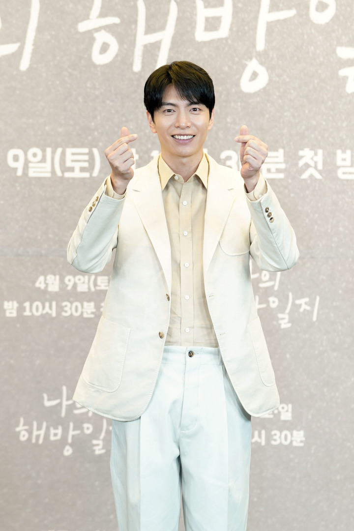 [서울=뉴시스] 박진희 기자 = JTBC 주말극 '나의 해방일지'에서 삼 남매의 둘째 염창희 역을 연기한 배우 이민기가 8일 온라인 제작발표회에 참석하여 사진촬영을 하고 있다. (사진=JTBC 제공) 2022.04.08. photo@newsis.com *재판매 및 DB 금지