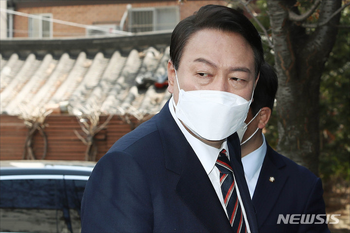 [서울=뉴시스] 인수위사진기자단 = 윤석열 대통령 당선인이 지난 8일 서울 종로구 통의동 인수위원회 집무실로 출근하고 있다. 2022.04.08. photo@newsis.com