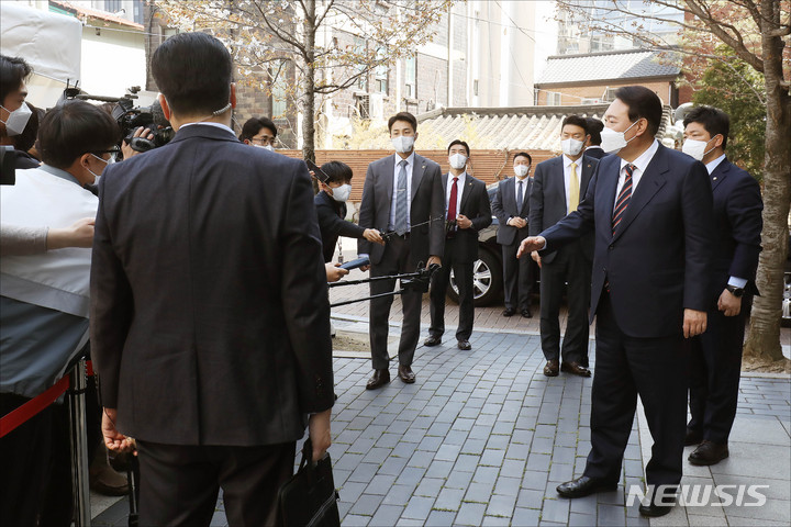 [서울=뉴시스] 인수위사진기자단 = 윤석열 대통령 당선인이 8일 서울 종로구 통의동 인수위원회 집무실로 출근하며 취재진 질문에 답변하고 있다. 2022.04.08. photo@newsis.com