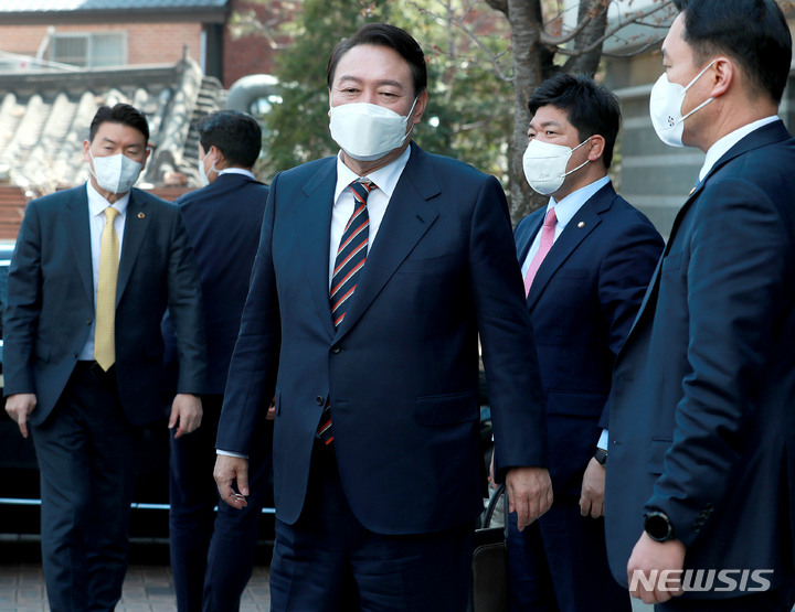 [서울=뉴시스] 인수위사진기자단 = 윤석열 대통령 당선인이 8일 서울 종로구 통의동 인수위원회 집무실로 출근하고 있다. 2022.04.08. photo@newsis.com