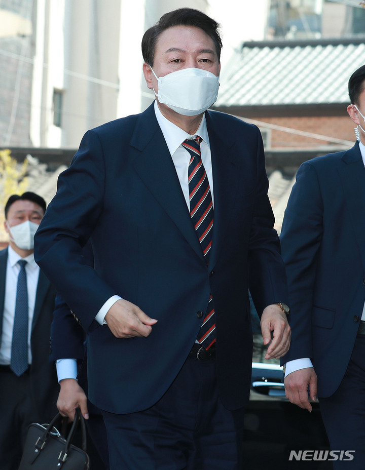 [서울=뉴시스] 인수위사진기자단 = 윤석열 대통령 당선인이 8일 서울 종로구 통의동 인수위원회 집무실로 출근하고 있다. 2022.04.08. photo@newsis.com