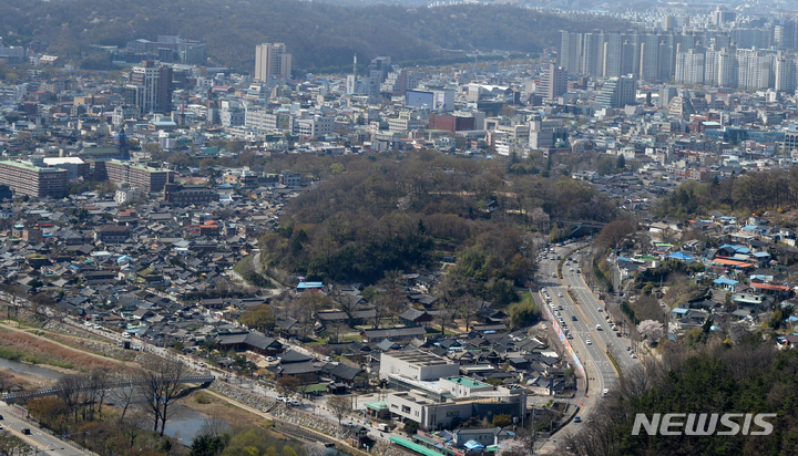 [전주=뉴시스] 김얼 기자 =전북 전주시 치명자산 전경.