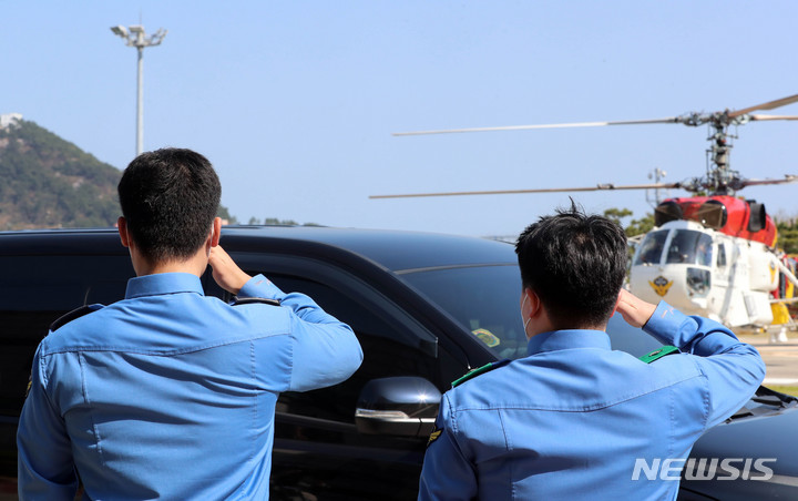 [부산=뉴시스] 하경민 기자 = 제주 마라도 먼 바다에서 발생한 헬기 'S-92'의 추락사고로 부기장 정두환(50) 경위와 전탐사 황현준(27) 경장이 순직했다. 8일 오후 부산 영도구 부산해경에서 경찰관들이 순직 승무원 운구차량이 지나가자 거수경례를 하고 있다. 2022.04.08. yulnetphoto@newsis.com