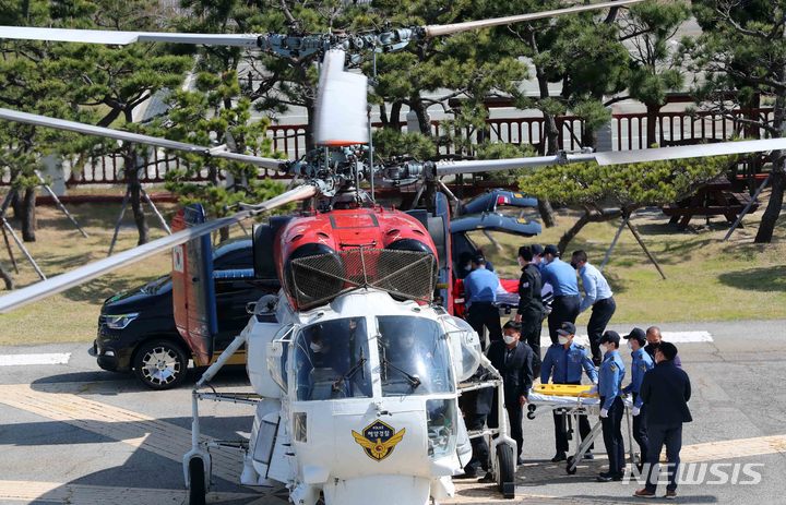 [부산=뉴시스] 하경민 기자 = 제주 마라도 먼 바다에서 발생한 헬기 'S-92'의 추락사고로 부기장 정두환(50) 경위와 전탐사 황현준(27) 경장이 순직했다. 8일 오후 부산 영도구 부산해경에 도착한 해경 헬기에서 순직 승무원들의 시신이 운구차량으로 옮겨지고 있다. 2022.04.08. yulnetphoto@newsis.com