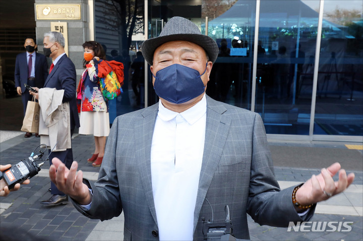 [서울=뉴시스] 인수위사진기자단 = 대선 기간 동안 윤석열 대통령 당선인을 지지하며 연예인 유세단으로 활동한 가수 김흥국이 8일 오후 서울 종로구 통의동 대통령직인수위원회에서 윤 당선인과 차담회를 한 후 취재진 앞에서 소감을 밝히고 있다. 2022.04.08. photo@newsis.com