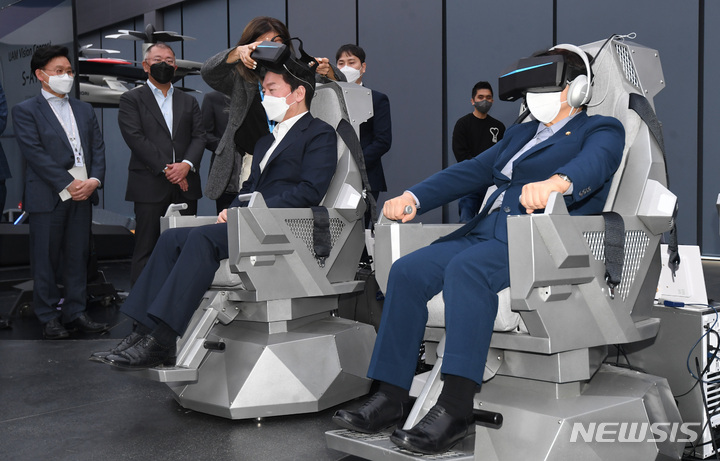 [화성=뉴시스] 홍효식 기자 = 안철수 제20대 대통령직인수위원장이 8일 오후 경기 화성시 현대자동차·기아 기술연구소 현대디자인동을 방문해 UAM(도심 항공 모빌리티) VR 체험을 하고 있다. (공동취재사진) 2022.04.08. photo@newsis.com