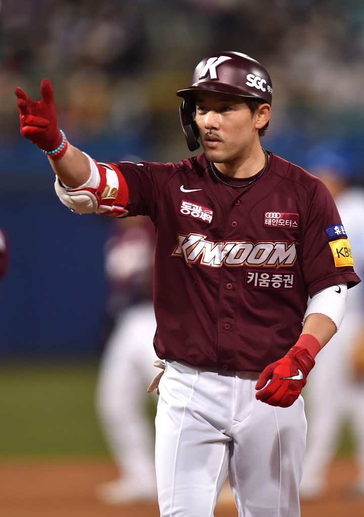 [대구=뉴시스] 이무열 기자 = 8일 오후 대구 수성구 삼성라이온즈파크에서 열린 2022 KBO리그 키움 허어로즈와 삼성 라이온즈의 경기, 5회초 1사 1,3루 상황에서 키움 이용규가 1타점 적시타를 친 뒤 환호하고 있다. 2022.04.08. lmy@newsis.com