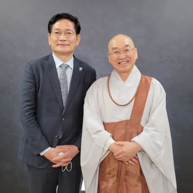 [서울=뉴시스]송영길 더불어민주당 전 대표(왼쪽)와 법륜스님. (사진=송영길 전 대표 페이스북 캡처) *재판매 및 DB 금지