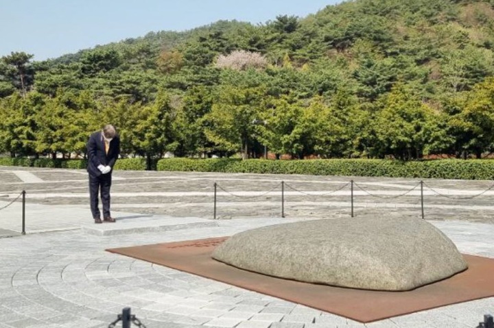 [수원=뉴시스] 9일 이한복 경기도교육감 예비후보가 경남 김해 봉하마을 묘역을 찾아 참배하고 있다. 2022.04.09. (사진=이한복 선거캠프 제공) *재판매 및 DB 금지