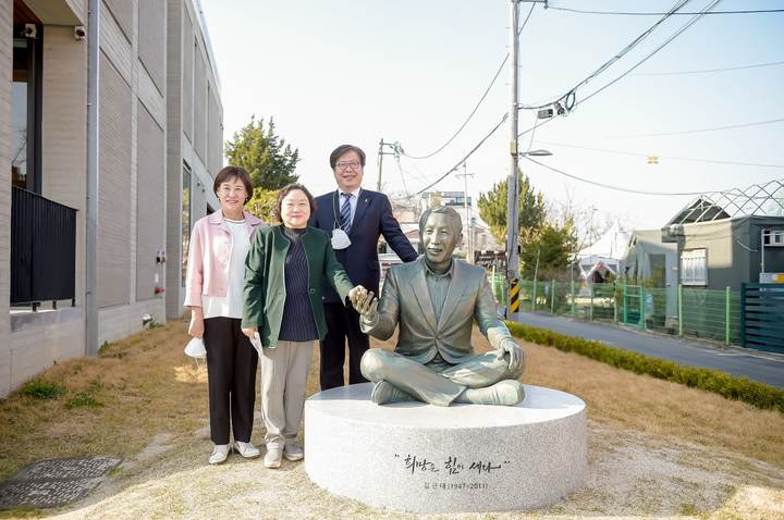 [수원=뉴시스] 서울 도봉구에 건립돼 있는 '김근태기념도서관'을 찾은 이한복 경기도교육감 예비후보 부부가 고(故) 김근태 선생의 배우자인 인재근 여사와 만나고 있다. 2022.04.09. (사진=이한복 선거캠프 제공) *재판매 및 DB 금지