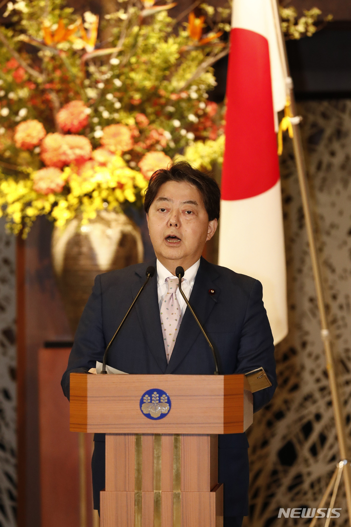 [도쿄(일본)=AP/뉴시스]하야시 요시마사 일본 외무상이 지난달 9일 도쿄 이쿠라 공관에서 델핀 로렌자나 필리핀 국방장관, 테오도로 록신 주니어 필리핀 외교장관 등과 공동 기자회견을 가지고 발언하고 있다. 2022.05.06.